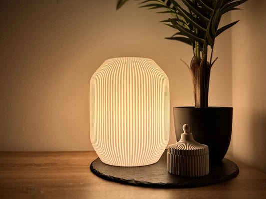Moderne Tischlampe Hermes, wellenförmiger Schirm, dreibeinig