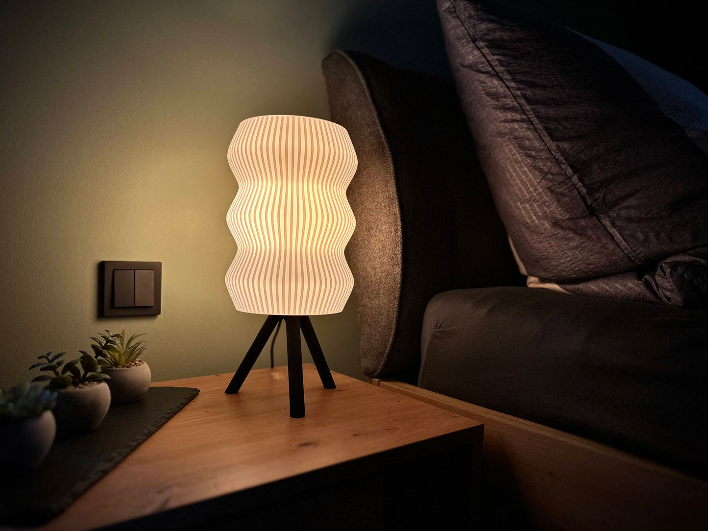 Moderne LED-Tischlampe mit vertikaler Wellenstruktur aus 3D-Druck, handgefertigte Leuchte für stimmungsvolle Beleuchtung im Schlafzimmer
