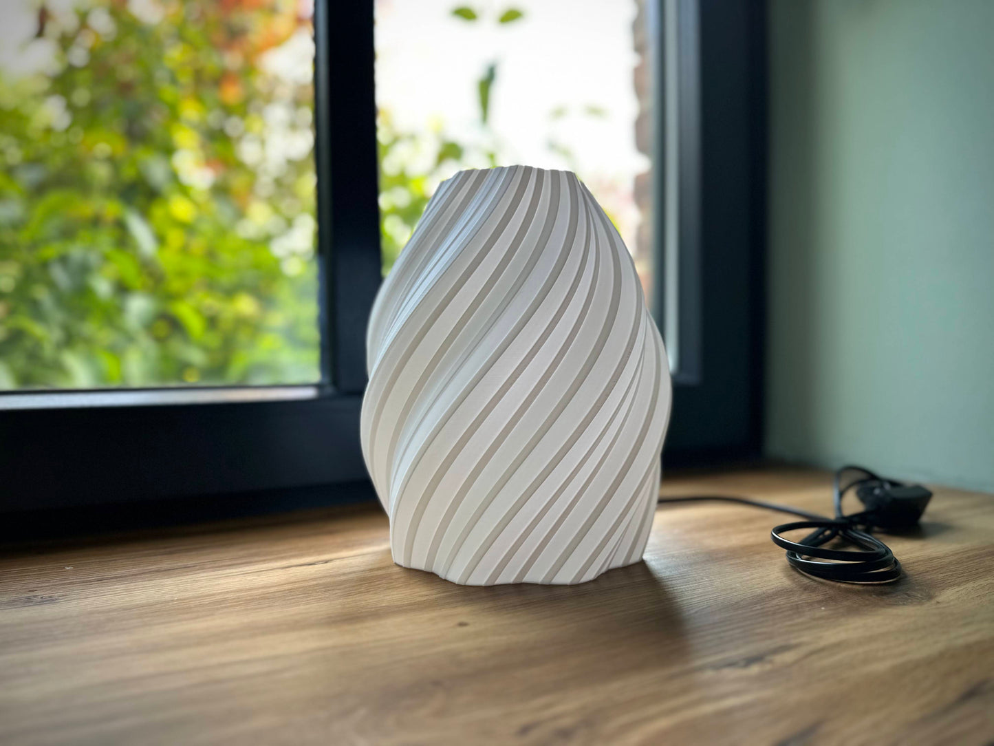 Spiralförmige Designlampe aus weißem PLA im 3D-Druck, moderne LED-Dekoleuchte für Fensterbank oder stilvolle Wohnaccessoires im Interior Design