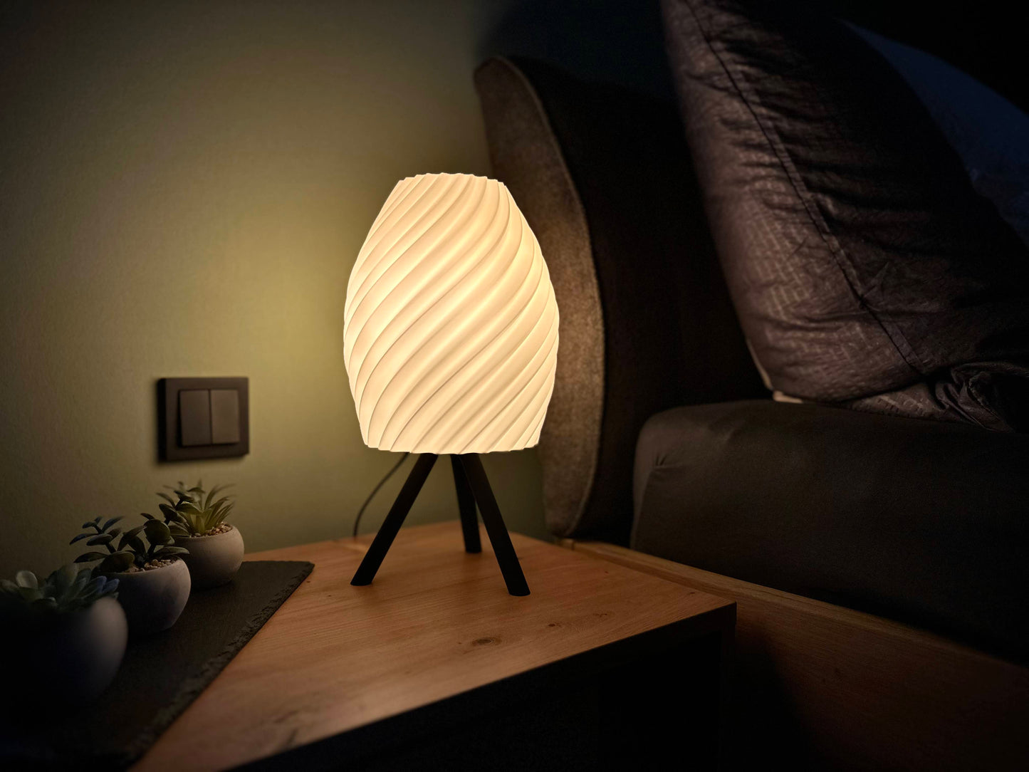 Spiralförmige LED-Tischlampe aus 3D-Druck auf Nachttisch, modernes Designobjekt mit indirekter Beleuchtung für gemütliches Schlafzimmer