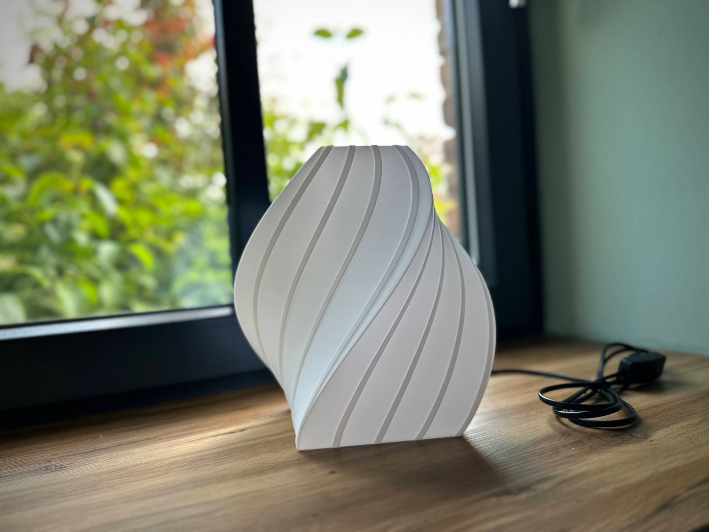 Moderne 3D-gedruckte Tischlampe mit organischer Form, dekorative LED-Leuchte als nachhaltiges Wohnaccessoire für Fensterbank oder Sideboard