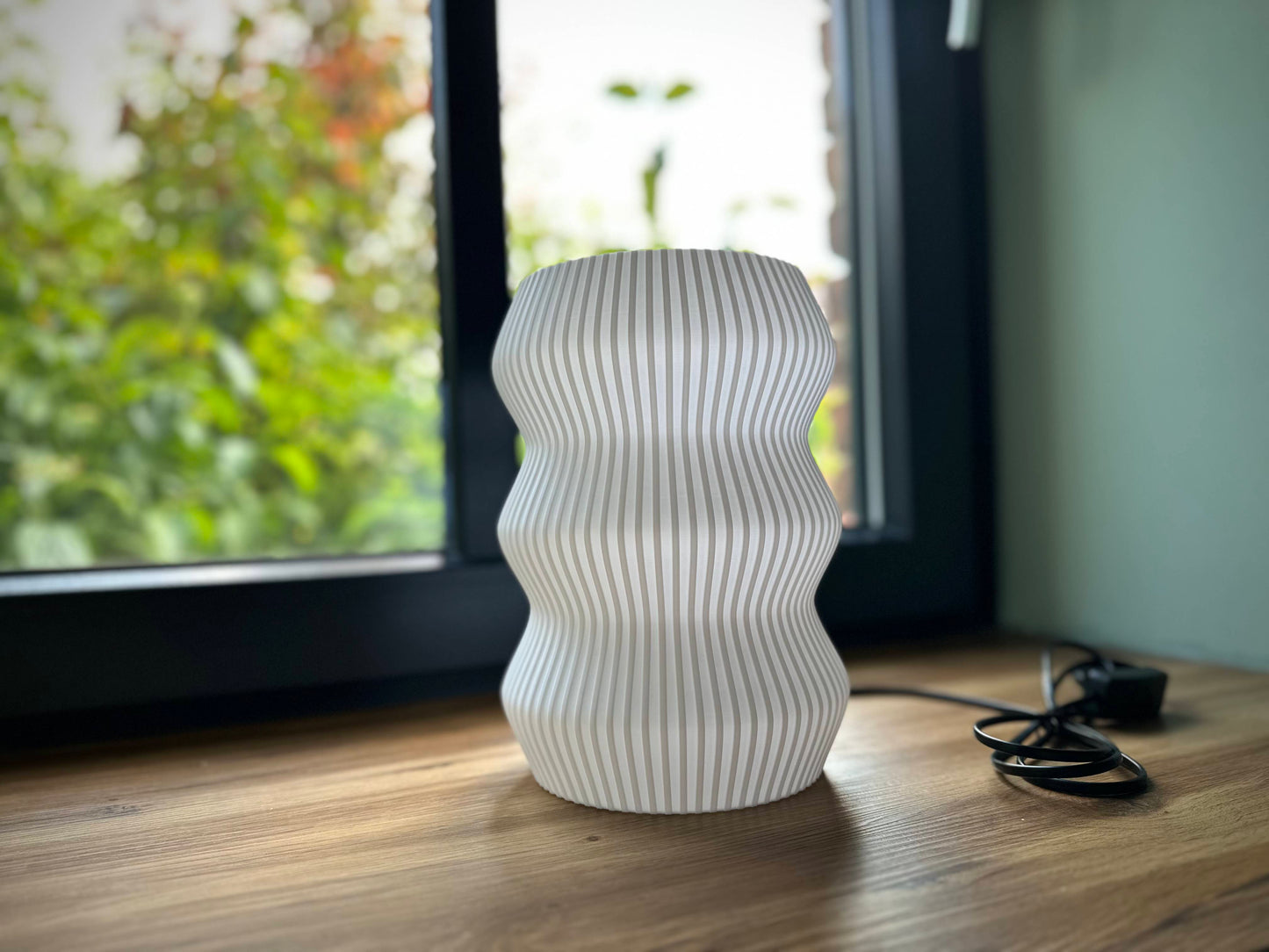 Weiße Designlampe mit organischer Wellenform im 3D-Druck, dekorative LED-Leuchte aus PLA für modernes Wohndesign und Fensterbank