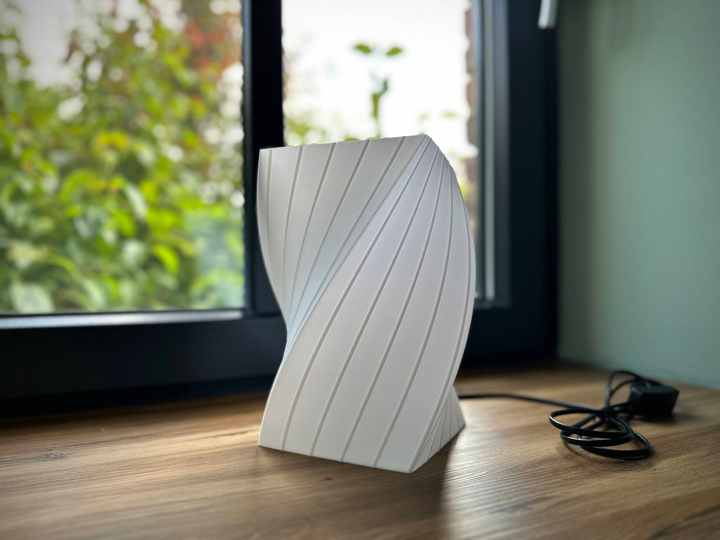 Moderne LED-Tischlampe im skandinavischen Design aus 3D-Druck, minimalistisches Wohnaccessoire für Wohnzimmer oder Schlafzimmer
