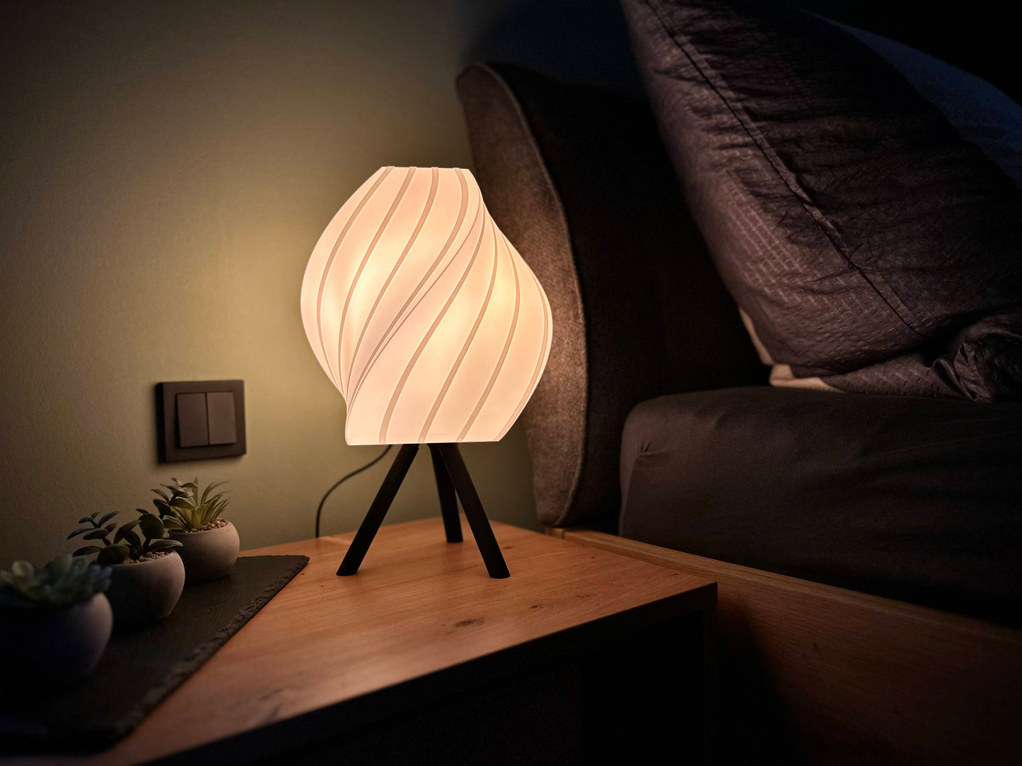 LED-Tischlampe aus 3D-Druck mit organischem Design auf Nachttisch, indirekte Beleuchtung für gemütliches Schlafzimmerambiente im skandinavischen Stil