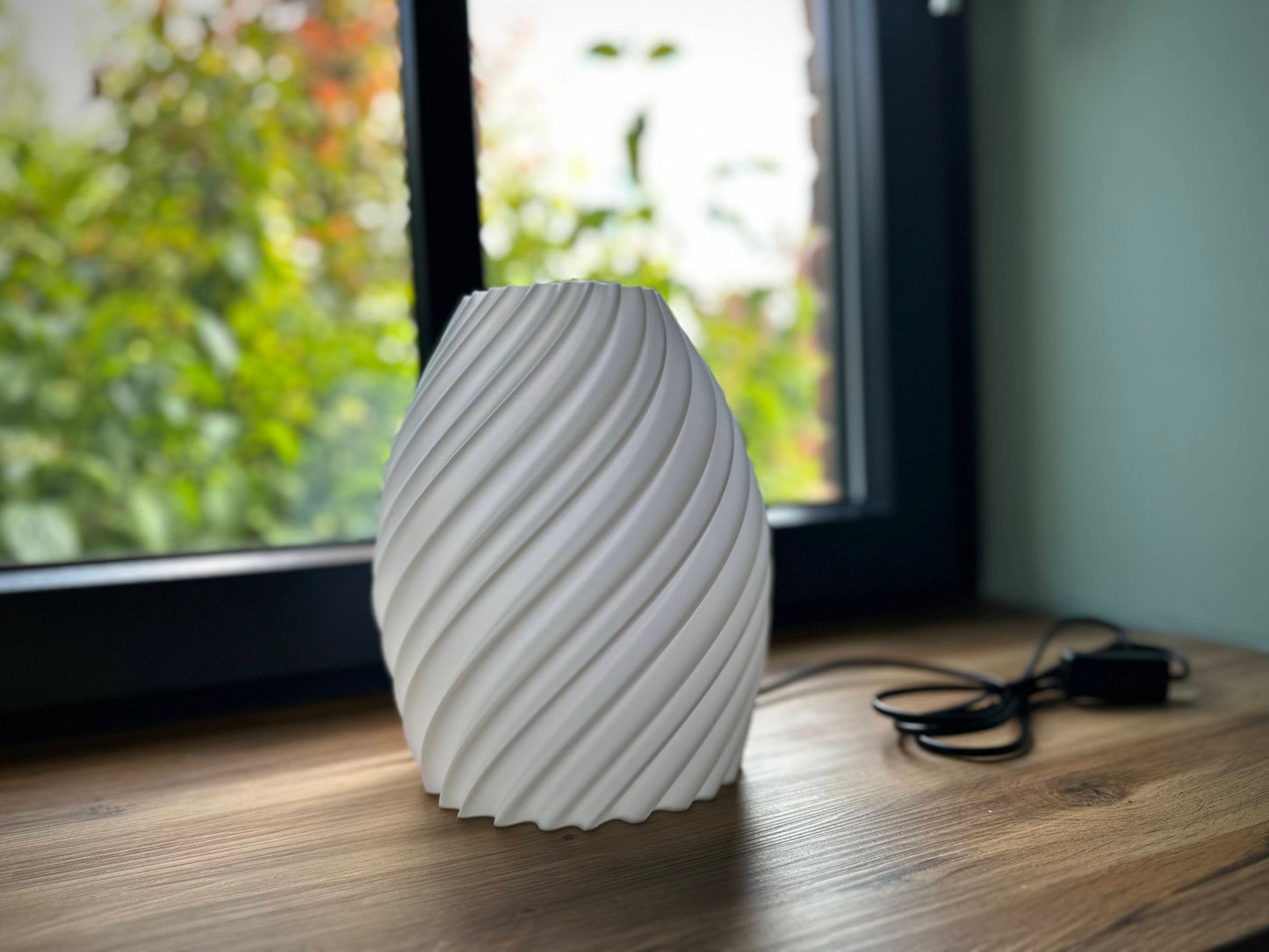 Weiße 3D-gedruckte LED-Tischlampe mit spiralartiger Struktur, moderne Dekoleuchte für Fensterbank, nachhaltig und stilvoll