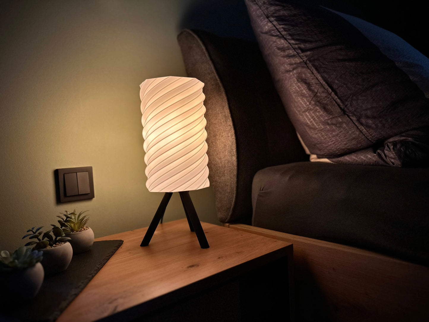 Minimalistische LED-Tischlampe in Zylinderform aus 3D-Druck, warmes Lichtobjekt für Schlafzimmer oder Wohnzimmer im modernen Wohnstil