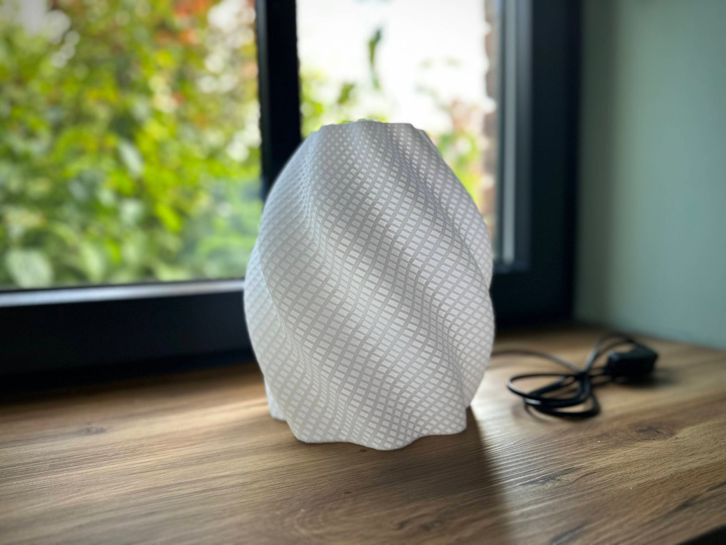 Geometrische LED-Tischlampe Hestia aus 3D-Druck, nachhaltige PLA-Leuchte mit organischer Form als stilvolles Wohnaccessoire für Fensterbank oder Regal