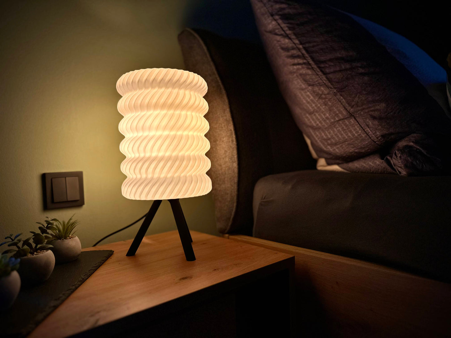 Moderne 3D-gedruckte LED-Lampe mit organisch gewellter Zylinderform, stimmungsvolle Nachttischleuchte aus nachhaltigem PLA für gemütliche Raumbeleuchtung