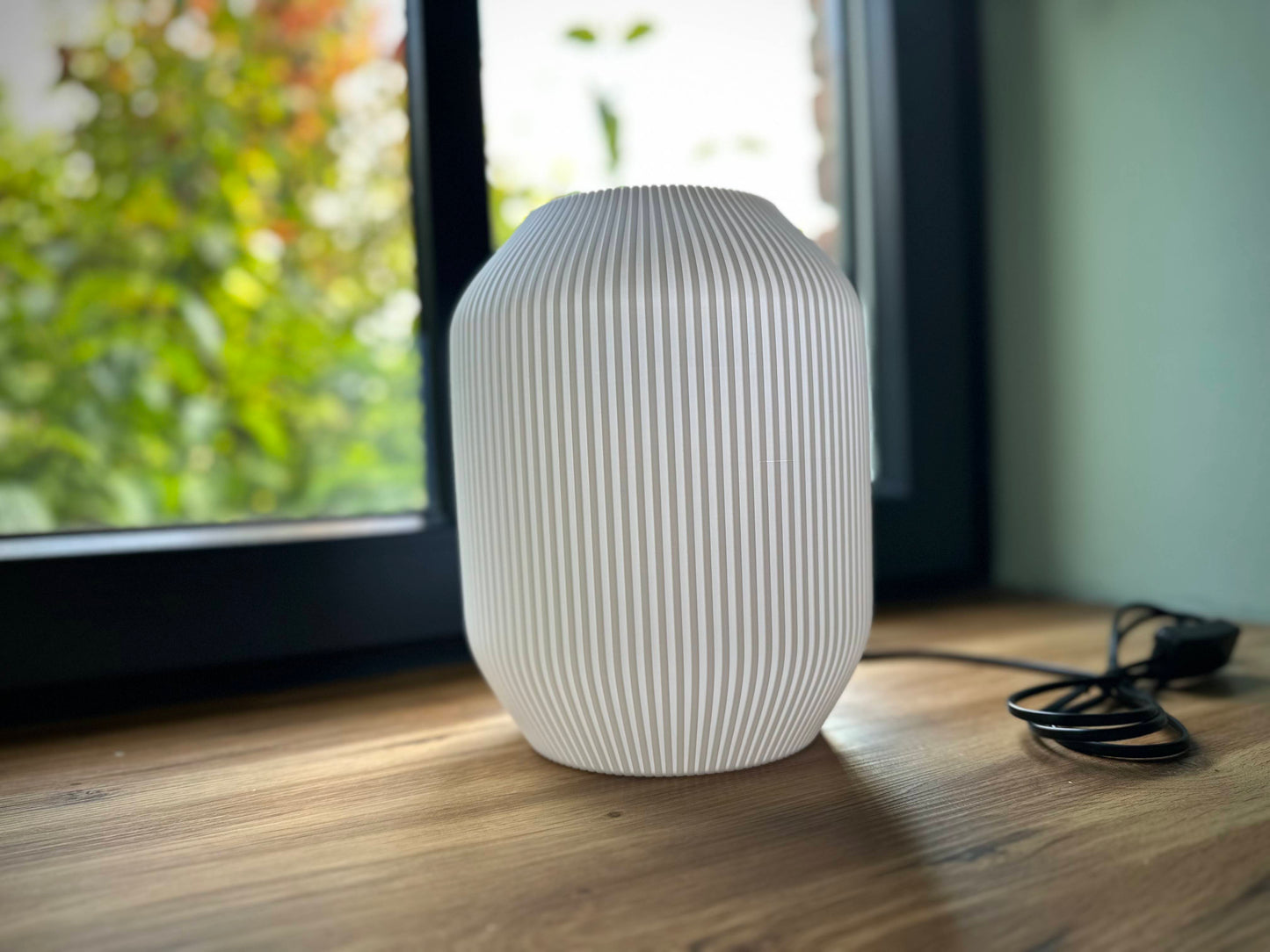Zylindrische LED-Leuchte mit feinen vertikalen Linien, 3D-gedruckt aus PLA als dekoratives Wohnaccessoire für modernes Interieur
