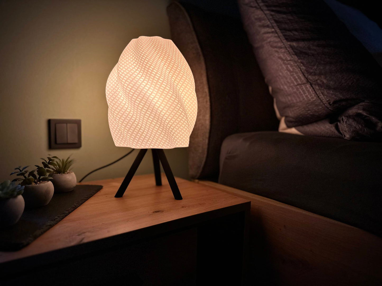Stimmungsvolle 3D-gedruckte LED-Tischlampe Hestia mit geometrischem Muster, nachhaltige Designleuchte für modernes Schlafzimmerambiente