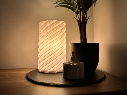 Moderne Tischlampe, dimmbar mit warmweißem Licht, Spiralschirm, dekoriert mit Pflanze und stilvoller Dose