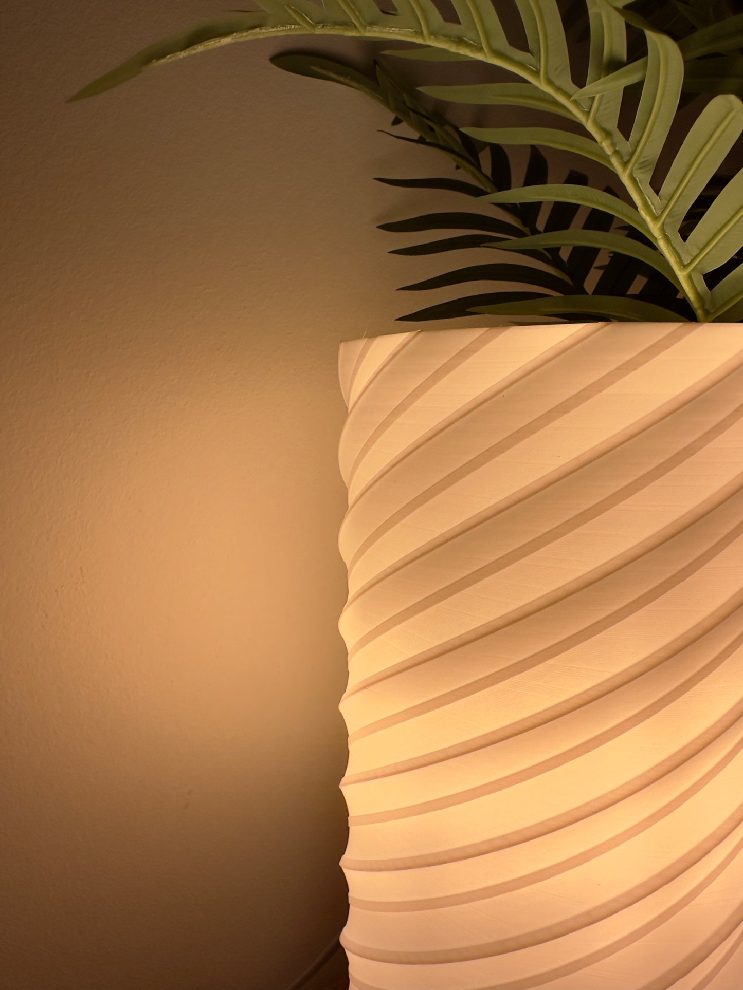 Dimmbare, warmweiße Tischlampe mit Spiralmuster