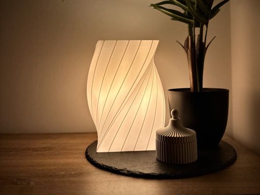 Design-Tischlampe Hera mit dimmbarem Licht und wellenförmigem Schirm