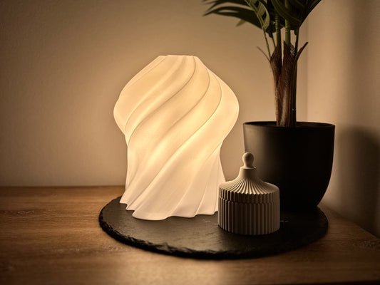 Designer-Tischlampe geschwungen, minimalistisch, warmweiß, moderne Deko