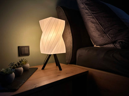 Stimmungsvolle 3D-gedruckte LED-Tischlampe als moderne Dekoidee für stilvolle Wohnräume, nachhaltiges Designobjekt