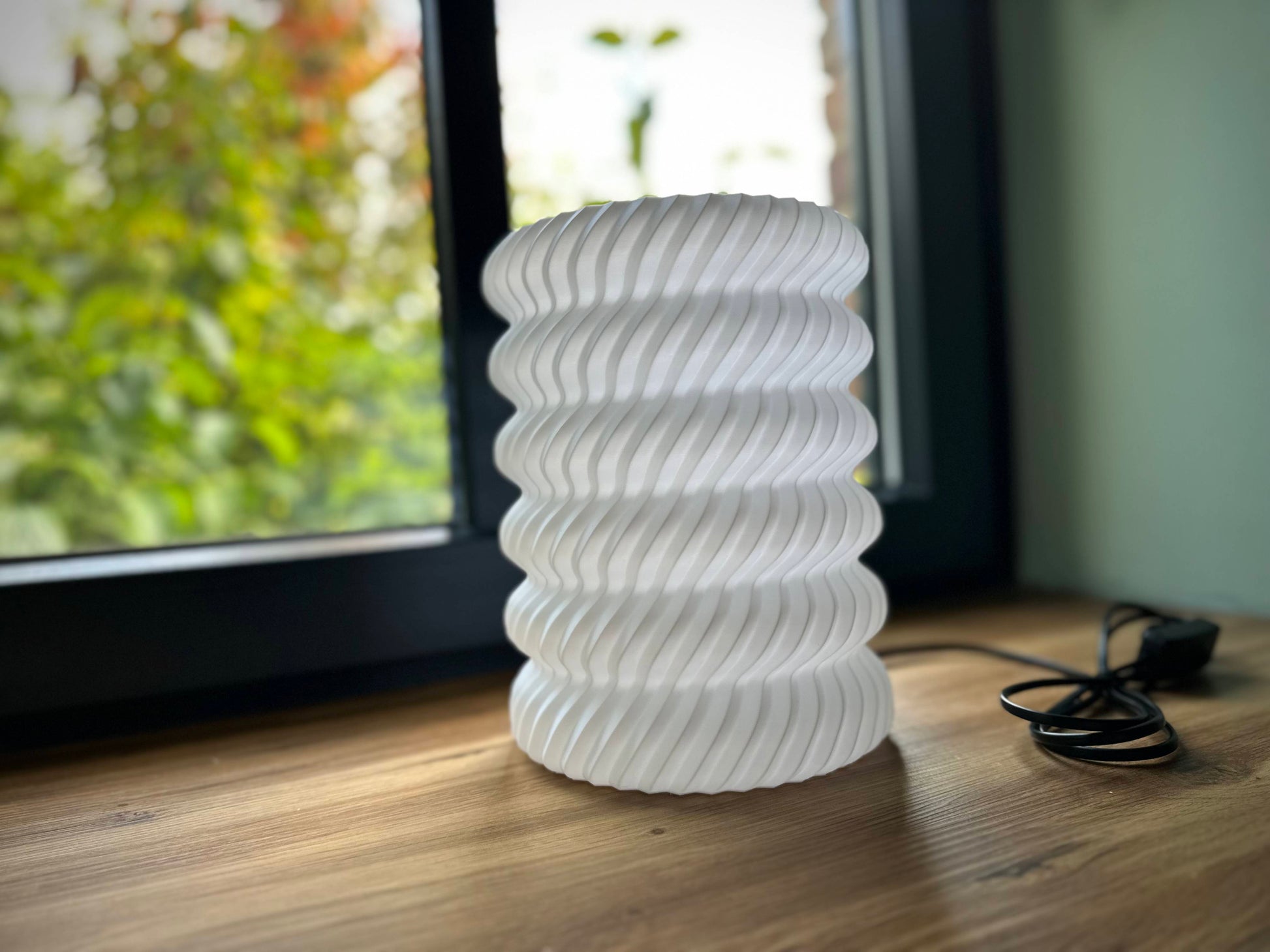 Zylindrische LED-Tischlampe aus PLA mit wellenförmiger Struktur im 3D-Druck, stilvolle Deko für Fensterbank oder Sideboard im modernen Wohnstil