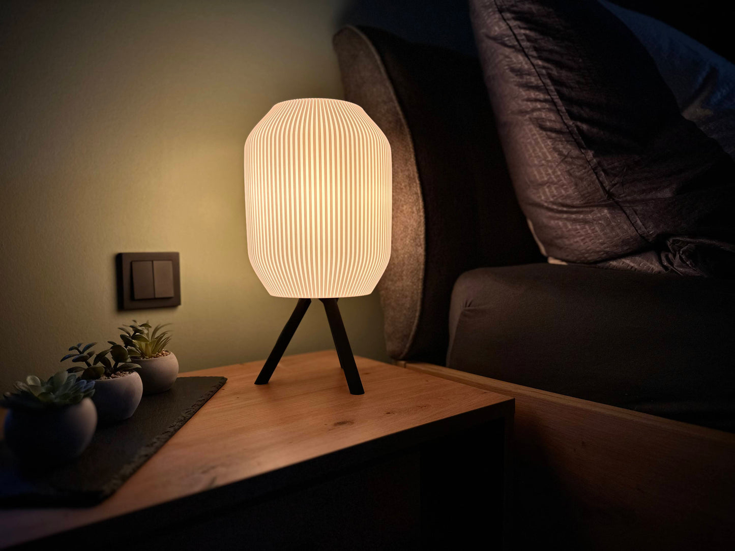 LED-Tischlampe mit vertikalen Rillen aus 3D-Druck, warmweißes Stimmungslicht für modernes Schlafzimmer und minimalistisches Interior Design