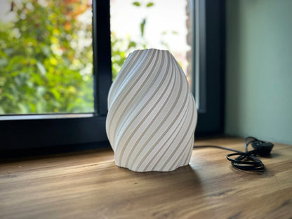 Spiralförmige Designlampe aus weißem PLA im 3D-Druck, moderne LED-Dekoleuchte für Fensterbank oder stilvolle Wohnaccessoires im Interior Design