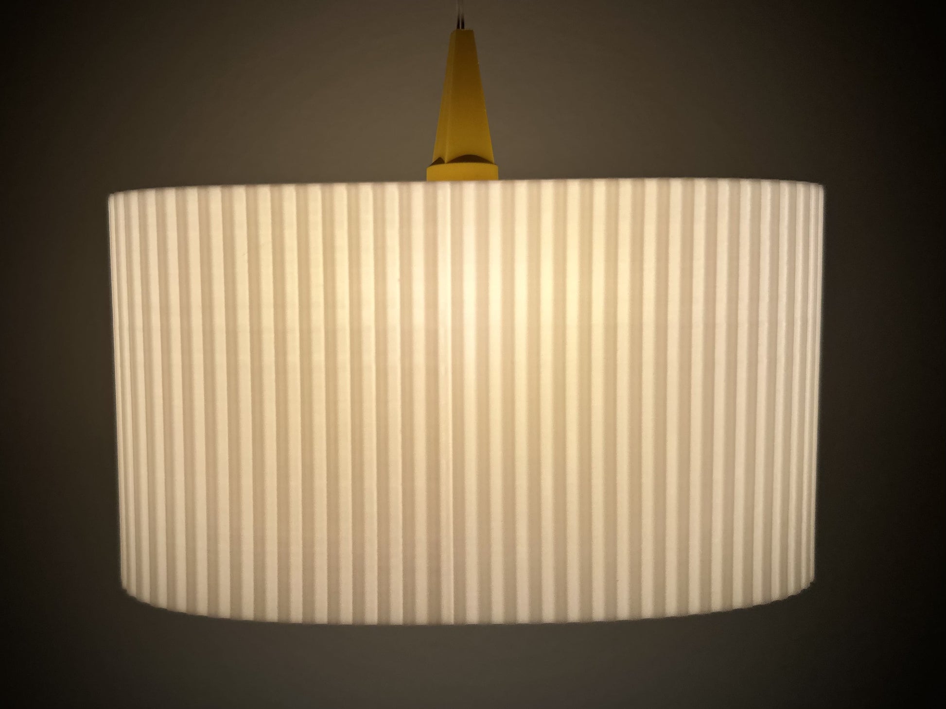 Schlicht gehaltener weißer Lampenschirm als Ersatz für Herrnhuter Lampen – skandinavisches Design