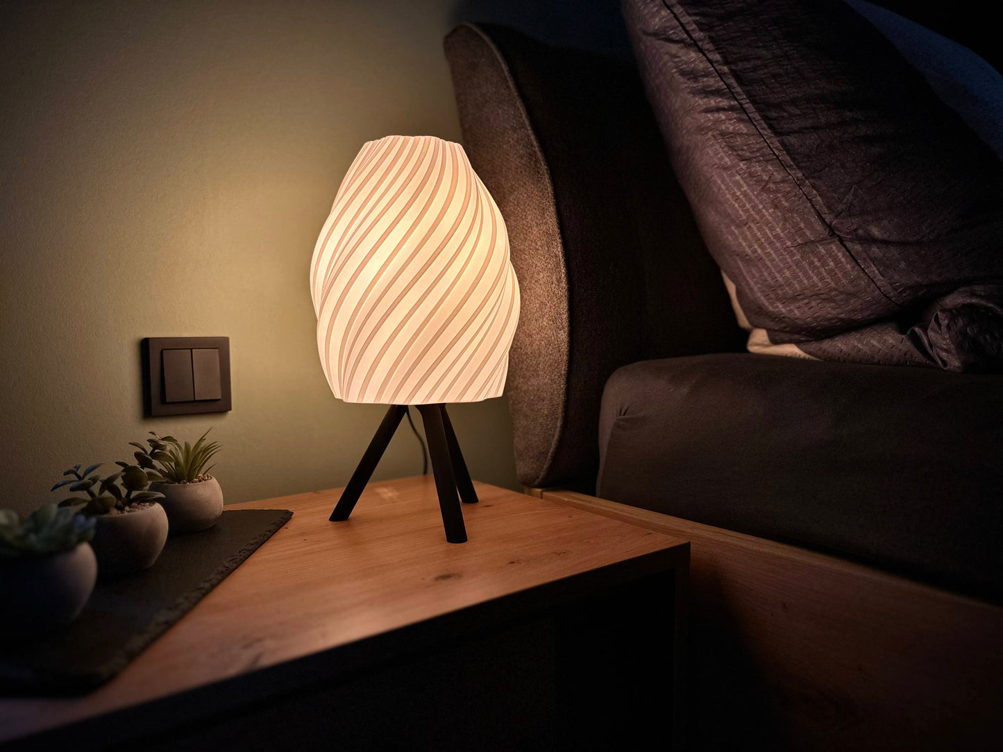 Design-Tischlampe mit spiralförmigem Muster aus 3D-Druck, handgefertigte LED-Leuchte mit warmweißem Licht für gemütliches Wohnambiente im Schlafzimmer