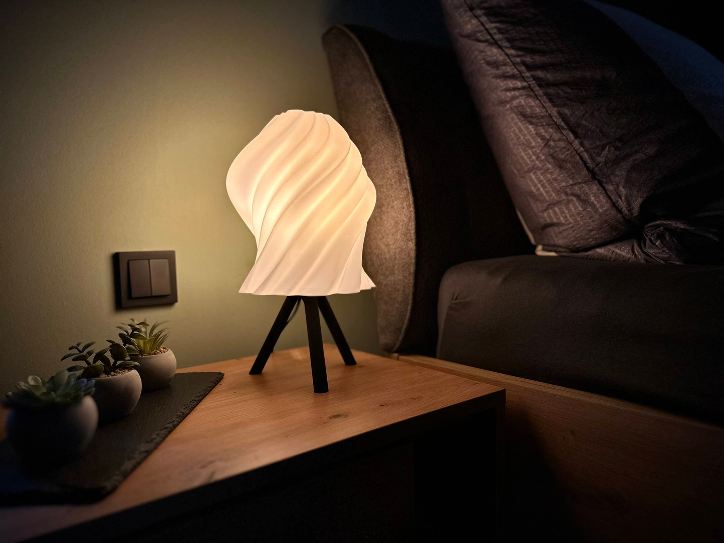 LED-Tischlampe aus 3D-Druck mit gewelltem Design, stimmungsvolles Lichtobjekt für modernes Schlafzimmer und skandinavisches Ambiente