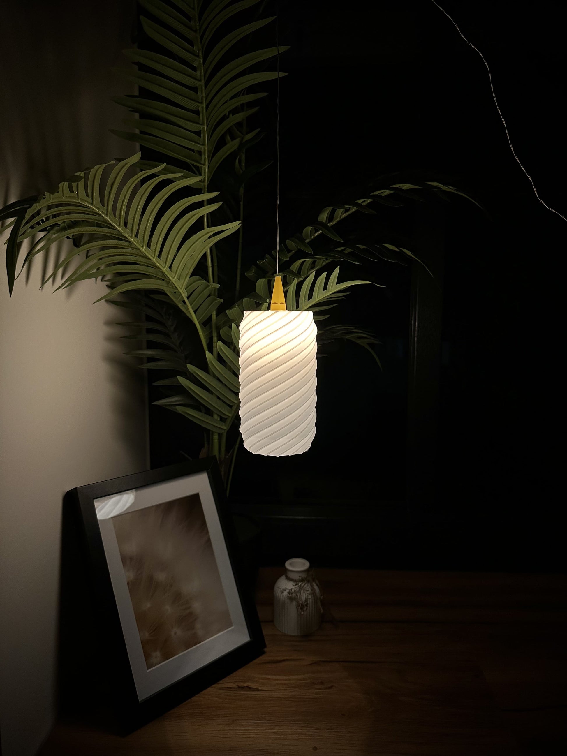 Zeitgemäßer weißer Hängeleuchtenschirm „Frigg“ im Spiral-Look – alternative Herrnhuter-Design-Leuchte