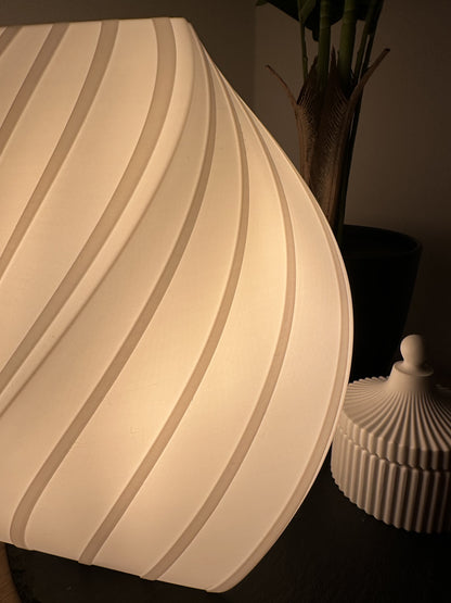 Dimmbare Tischlampe mit geschwungenem Design und warmweißem Licht,