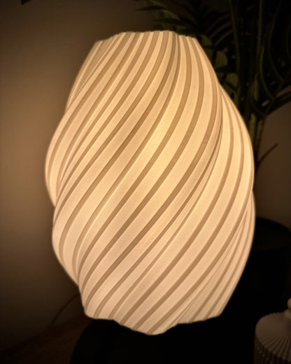 Tischlampe mit kunstvoll gedrehtem Spiralschirm, dimmbar, warmweißes Licht