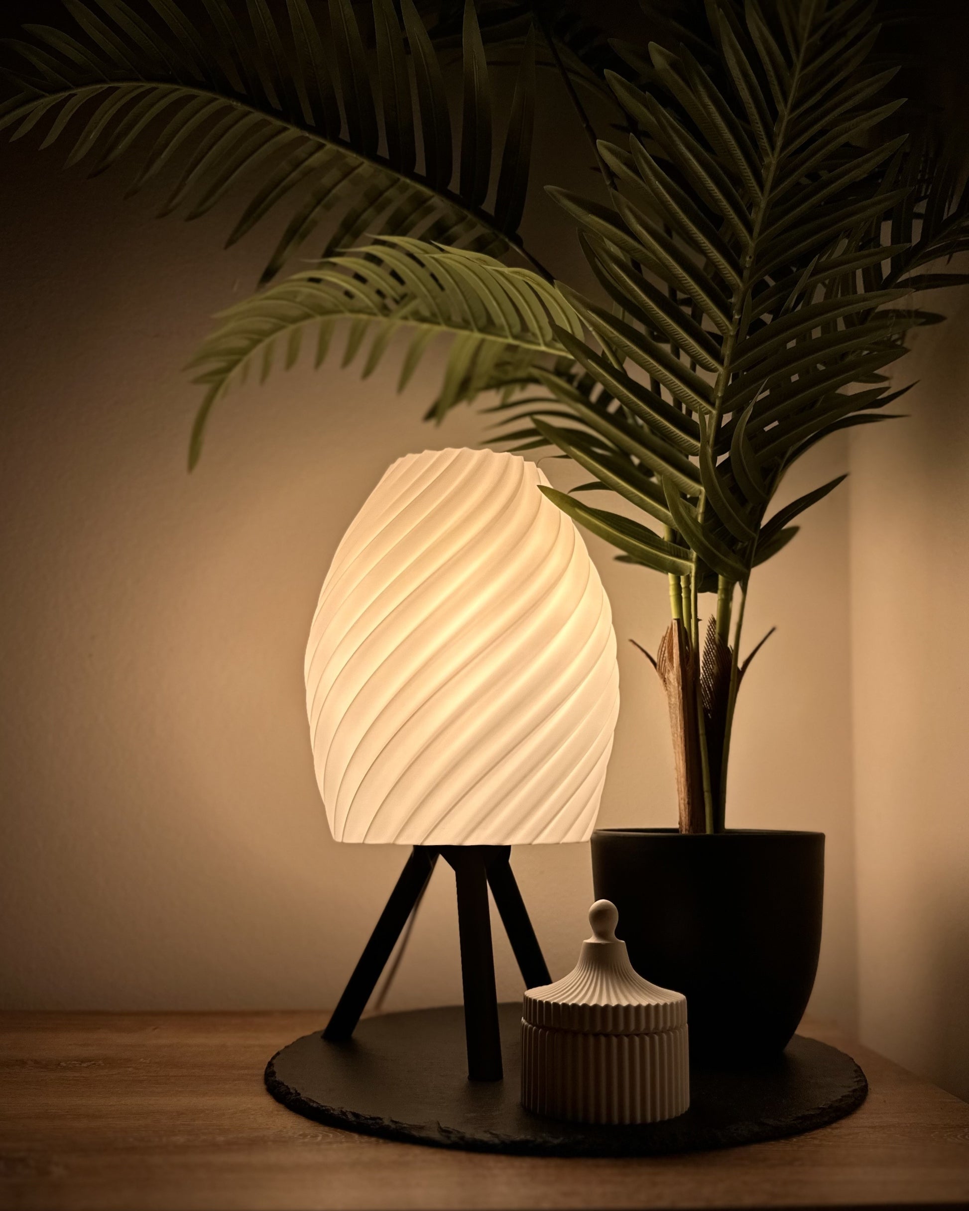 Elegante, dimmbare Tischlampe mit spiralförmigem Design und warmweißem Licht auf dreibeinigem Ständer