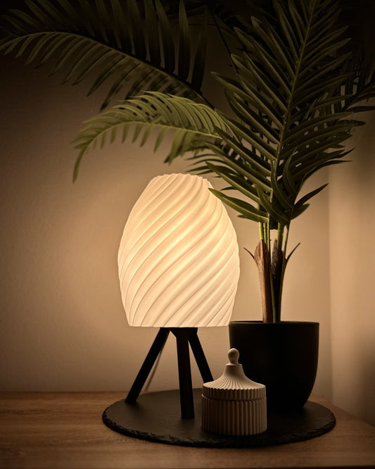 Elegante, dimmbare Tischlampe mit spiralförmigem Design und warmweißem Licht auf dreibeinigem Ständer