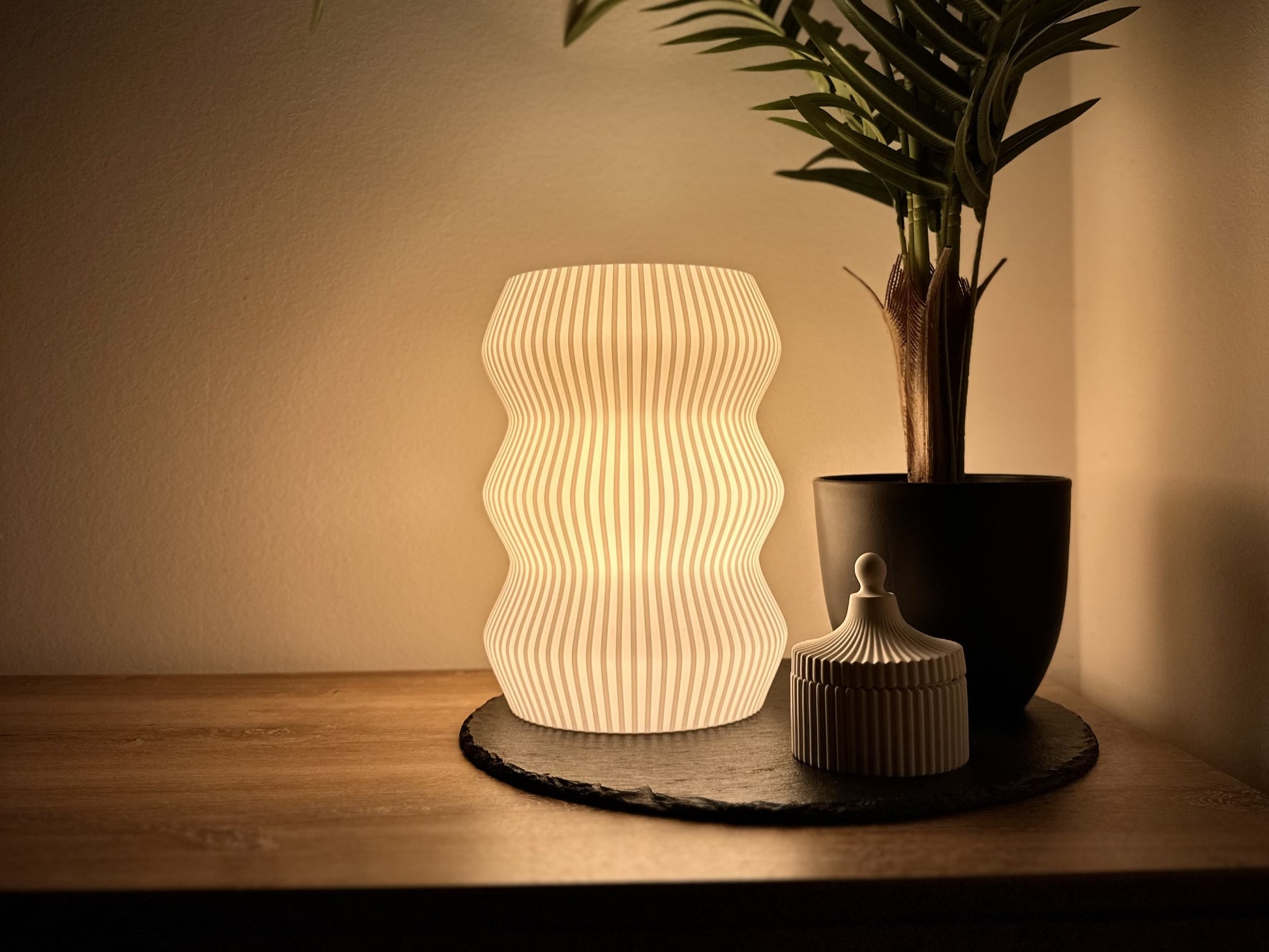 Moderne Dimmbare Tischlampe mit wellenförmigem Schirm, Nachttisch, warmweißes licht, neben Pflanze und Deko